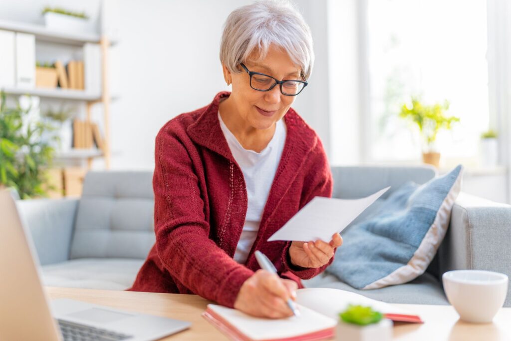 femme senior faisan une demande d'APA